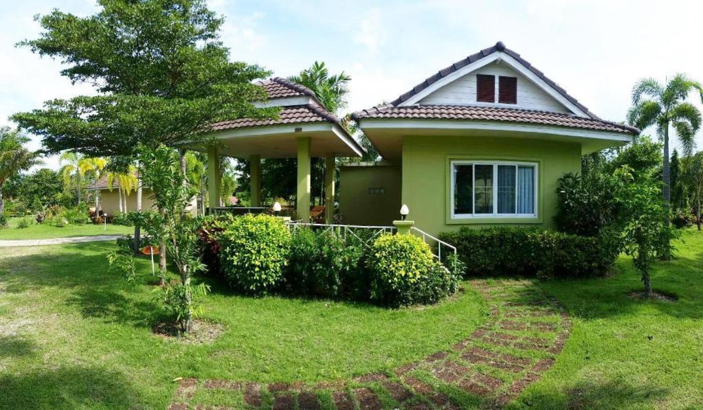 Tanaosri & Creekside Resort Suan Phueng Esterno foto