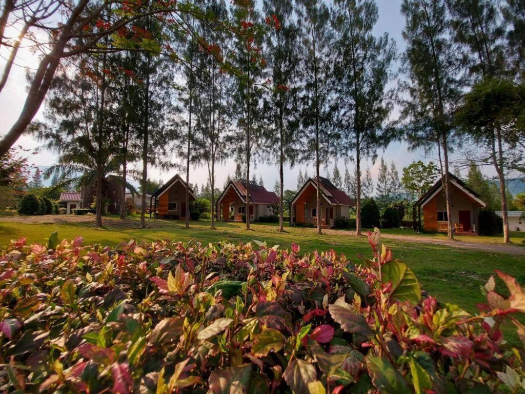 Tanaosri & Creekside Resort Suan Phueng Esterno foto