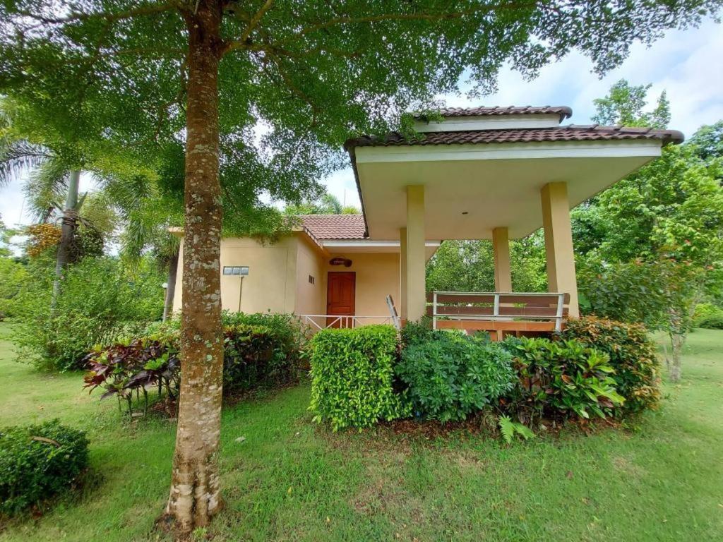Tanaosri & Creekside Resort Suan Phueng Esterno foto