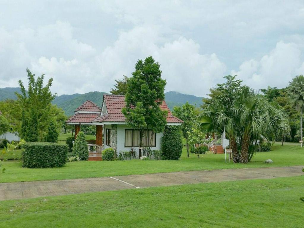 Tanaosri & Creekside Resort Suan Phueng Esterno foto
